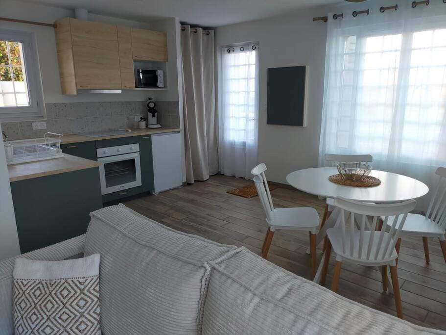 Kitchen or kitchenette, Dining area, minibar, pet friendly