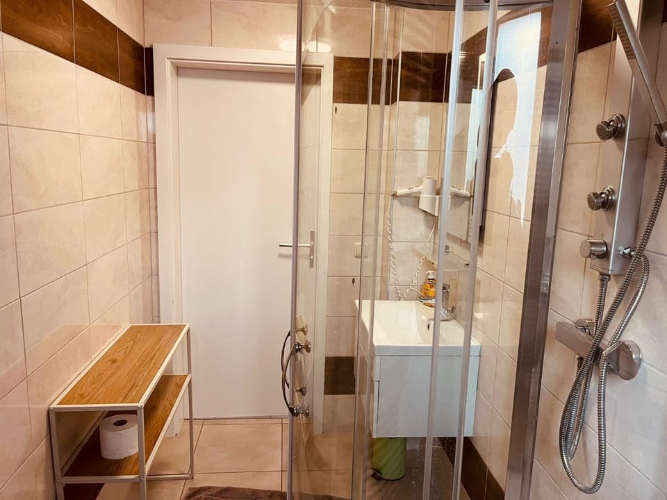 Shower, Toilet, Bathroom, towels