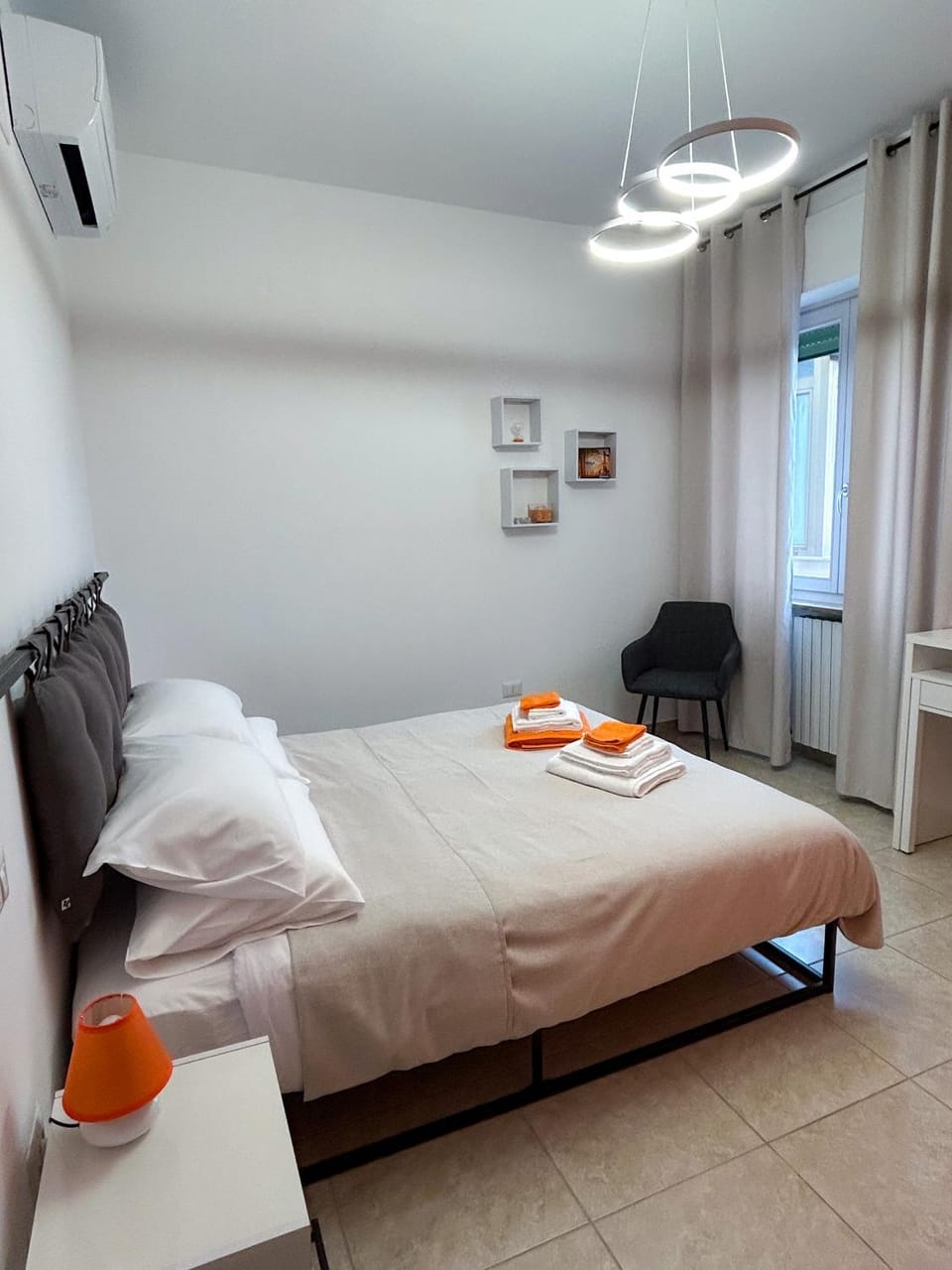Bed, Photo of the whole room