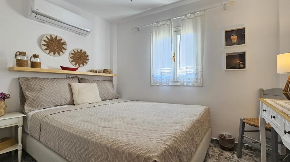 Bed, Photo of the whole room, Bedroom, air conditioner