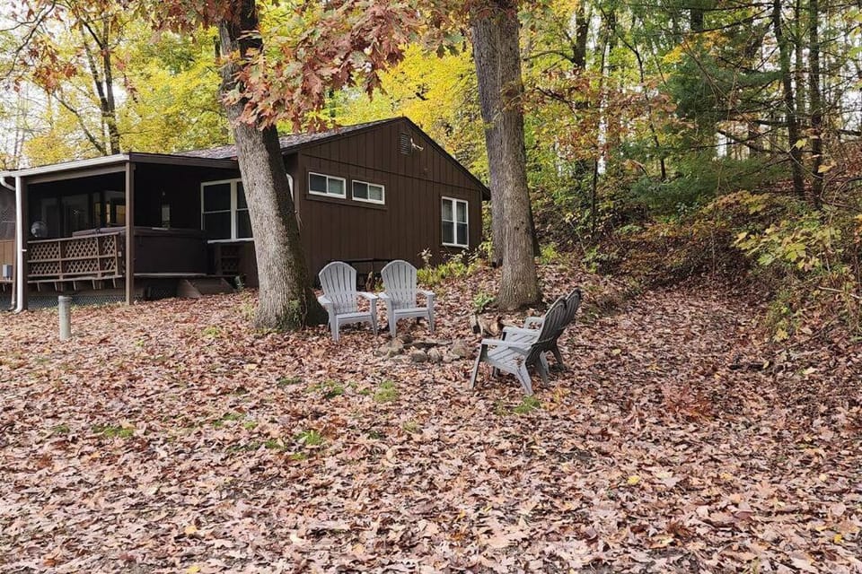 Turkey Trot, Cabin Getaway on Lake w/ Hot Tub Cabin in Ohio