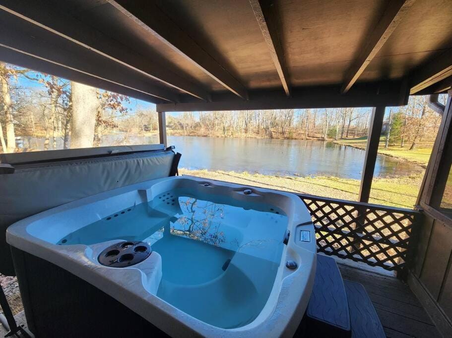 Turkey Trot, Cabin Getaway on Lake w/ Hot Tub Cabin in Ohio