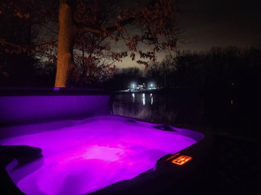 Turkey Trot, Cabin Getaway on Lake w/ Hot Tub Cabin in Ohio