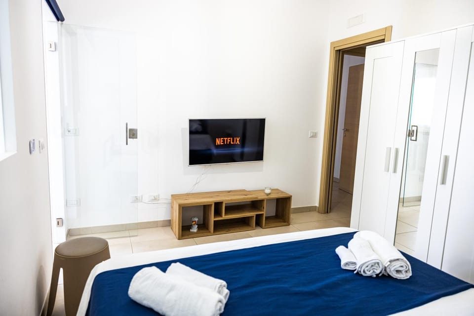 Bed, TV and multimedia, Photo of the whole room, Bedroom, towels