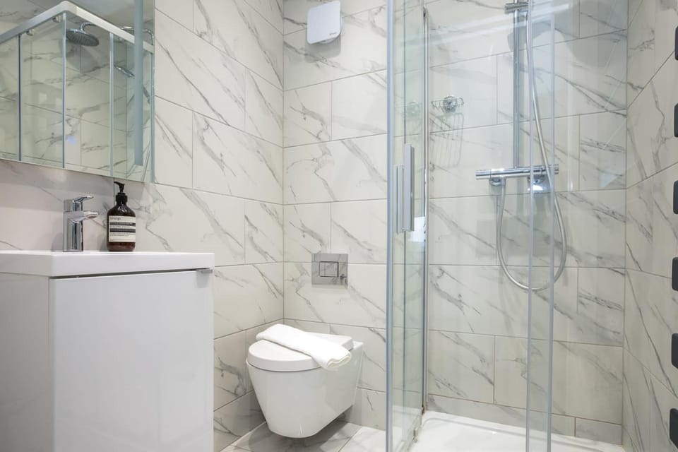 Modern 2 Bed Apartment in Prime Camden Sleeps 6 Apartment in City of Westminster