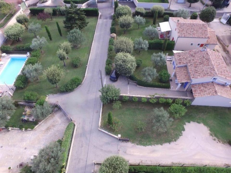 Property building, Neighbourhood, Natural landscape, Bird's eye view, Pool view, Swimming pool