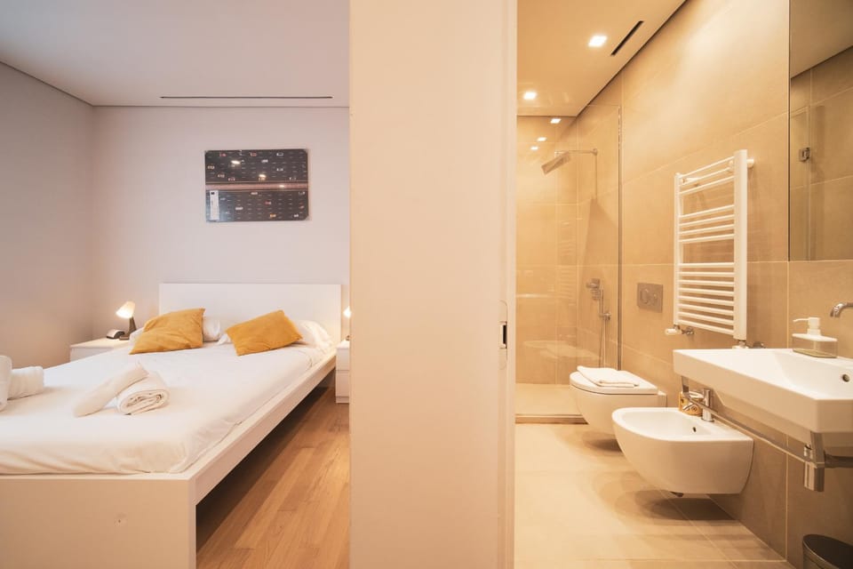 Shower, Toilet, Bed, Bathroom, Photo of the whole room, Bedroom, Bath, bidet, towels