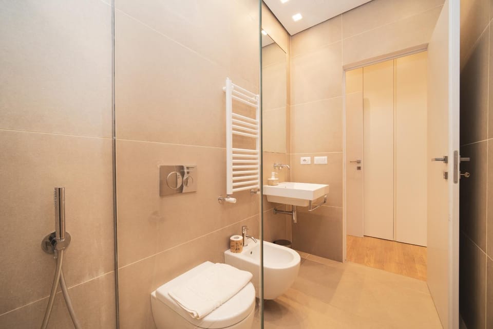 Shower, Toilet, Bathroom, bidet, towels