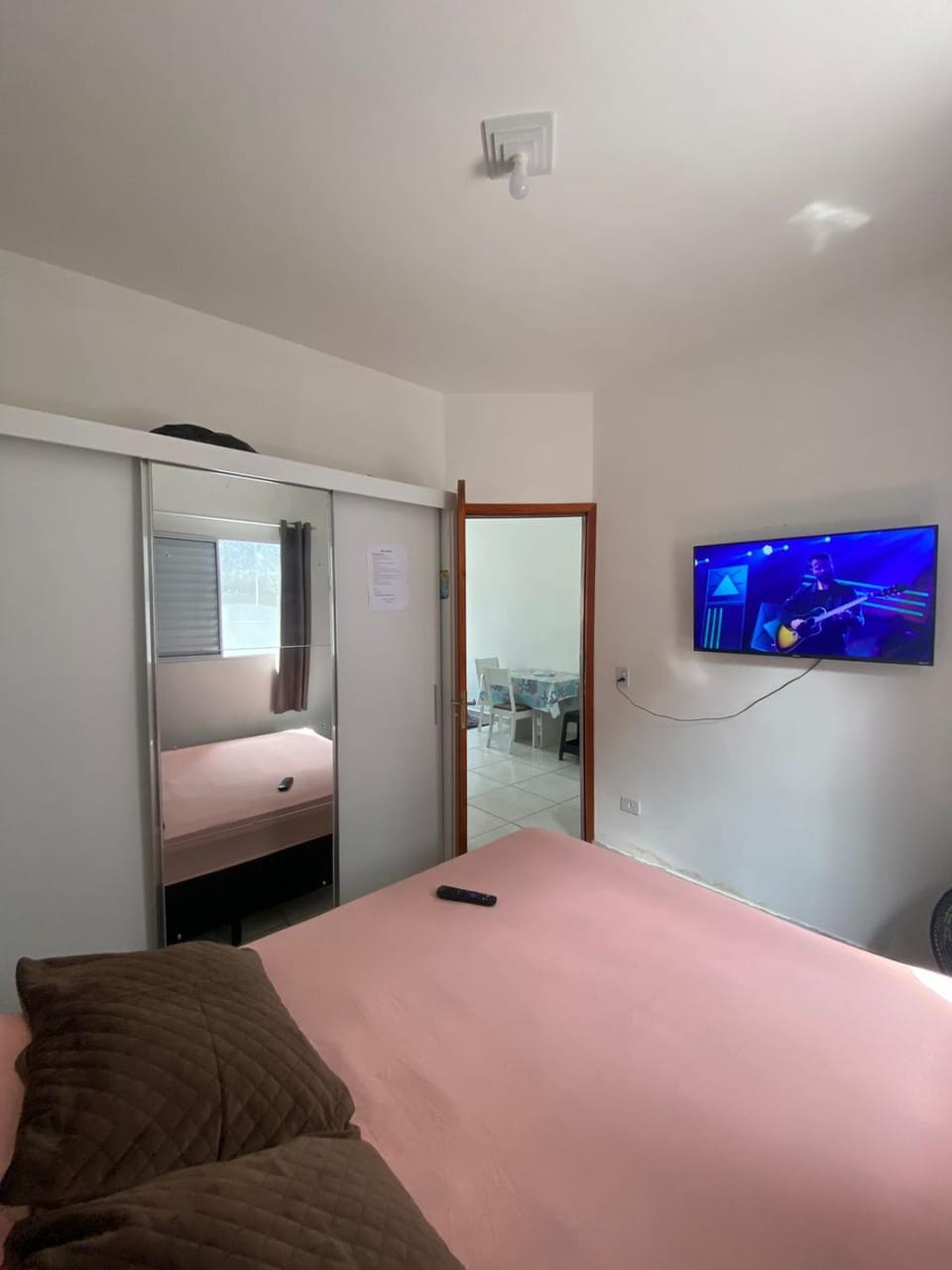 Bed, TV and multimedia, Photo of the whole room, Bedroom