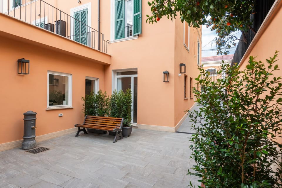Property building, Day, Balcony/Terrace