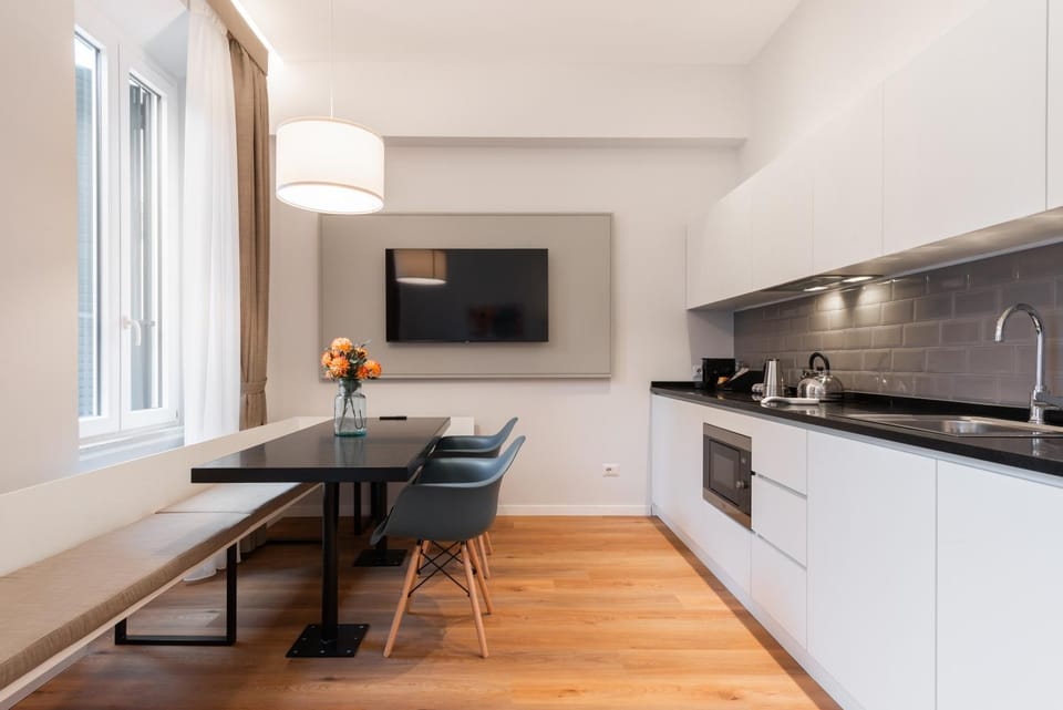 TV and multimedia, Kitchen or kitchenette, Dining area, minibar, stove