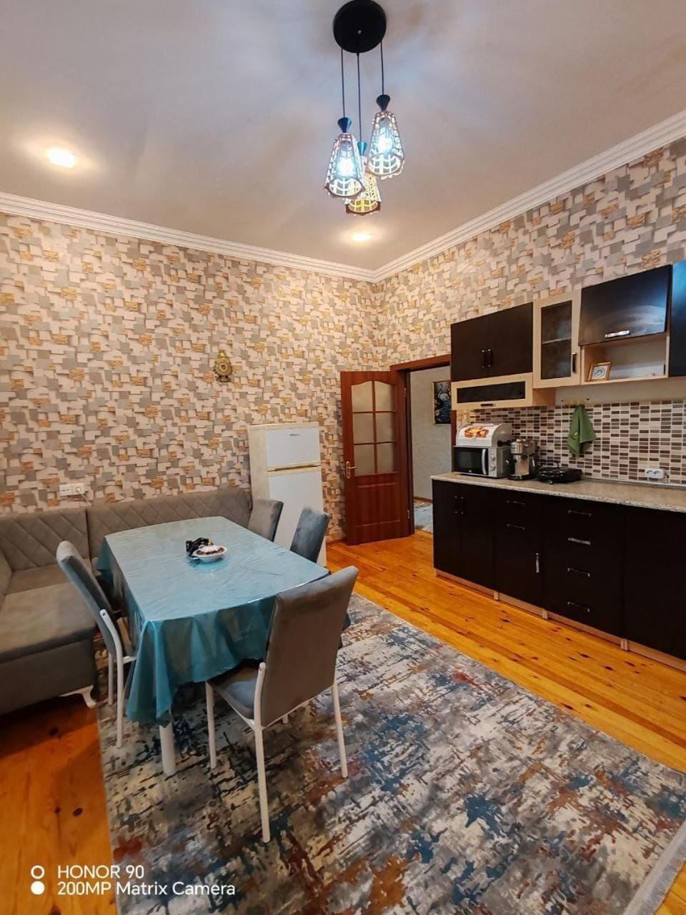 Coffee/tea facilities, Kitchen or kitchenette, Dining area, oven, stove