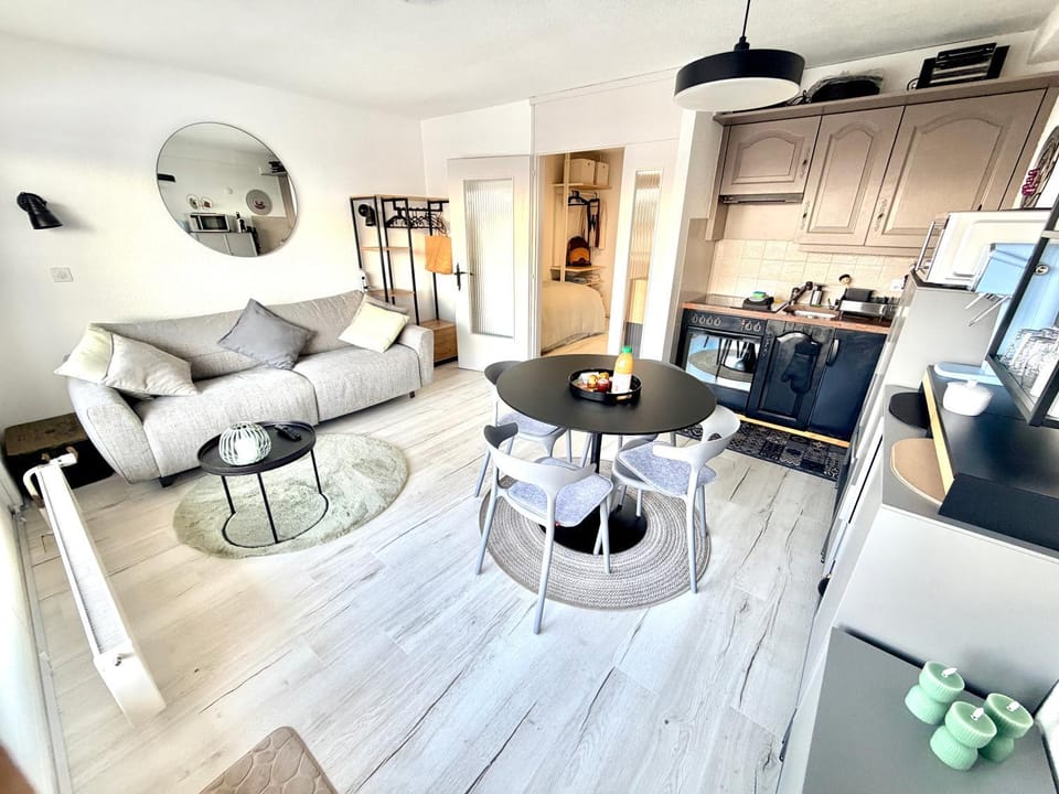 Vincenzo appart, Studio Confortable à Nendaz, accès Direct au Télécabine de Tracouet et Parking Souterrain Inclus Cabin in Nendaz