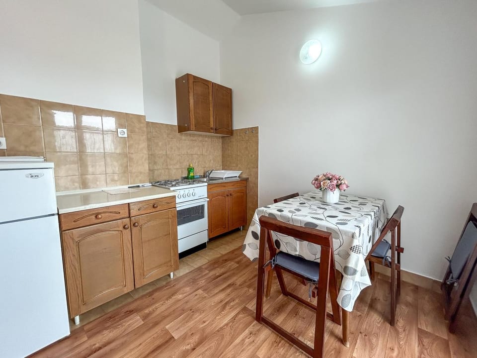 Dining area, kitchen