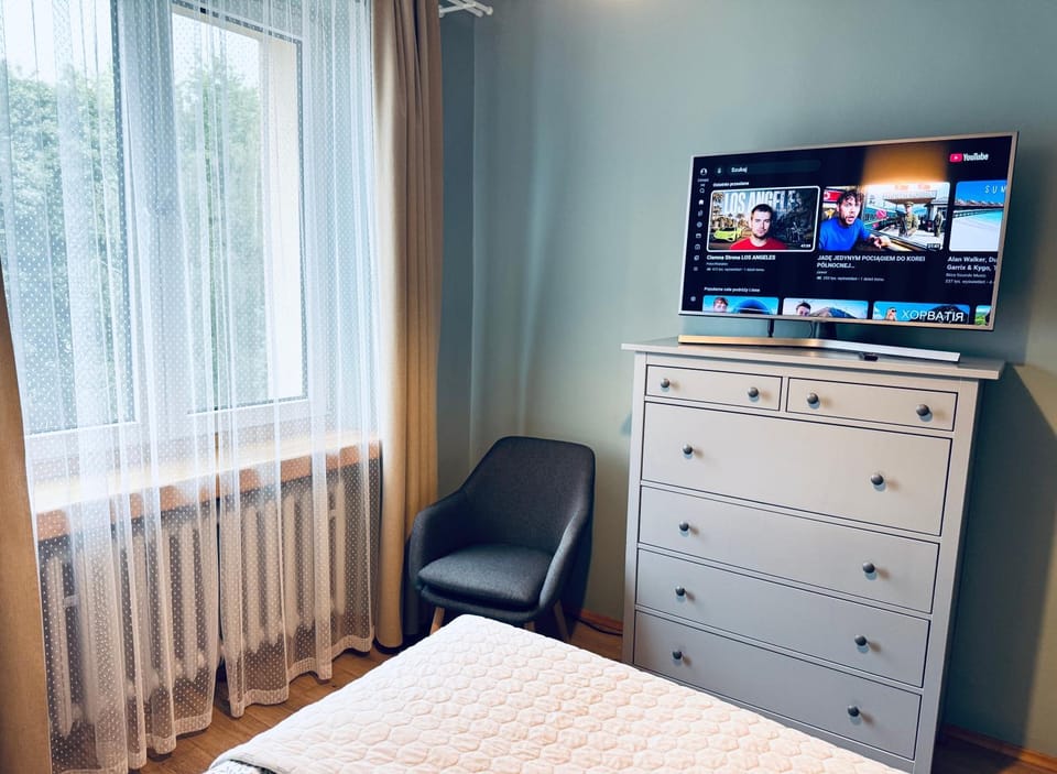 Bed, TV and multimedia, Evening entertainment, Bedroom