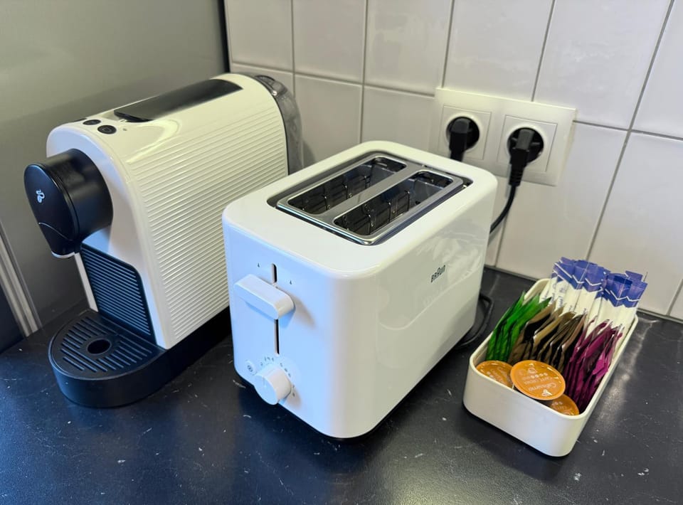 Coffee/tea facilities, Kitchen or kitchenette, Food and drinks, toaster