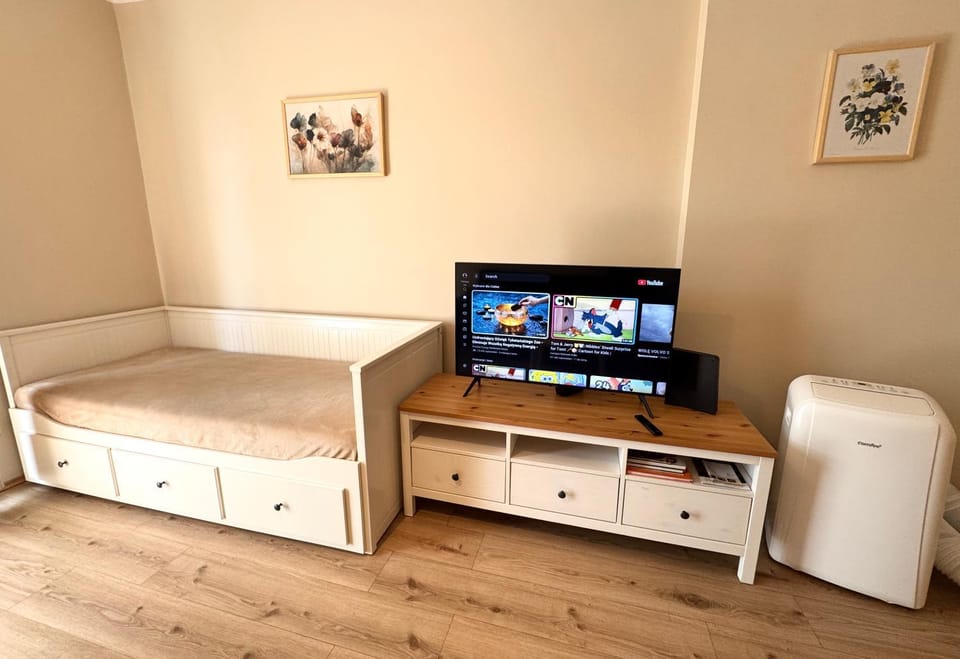 Bed, TV and multimedia, Seating area, Evening entertainment