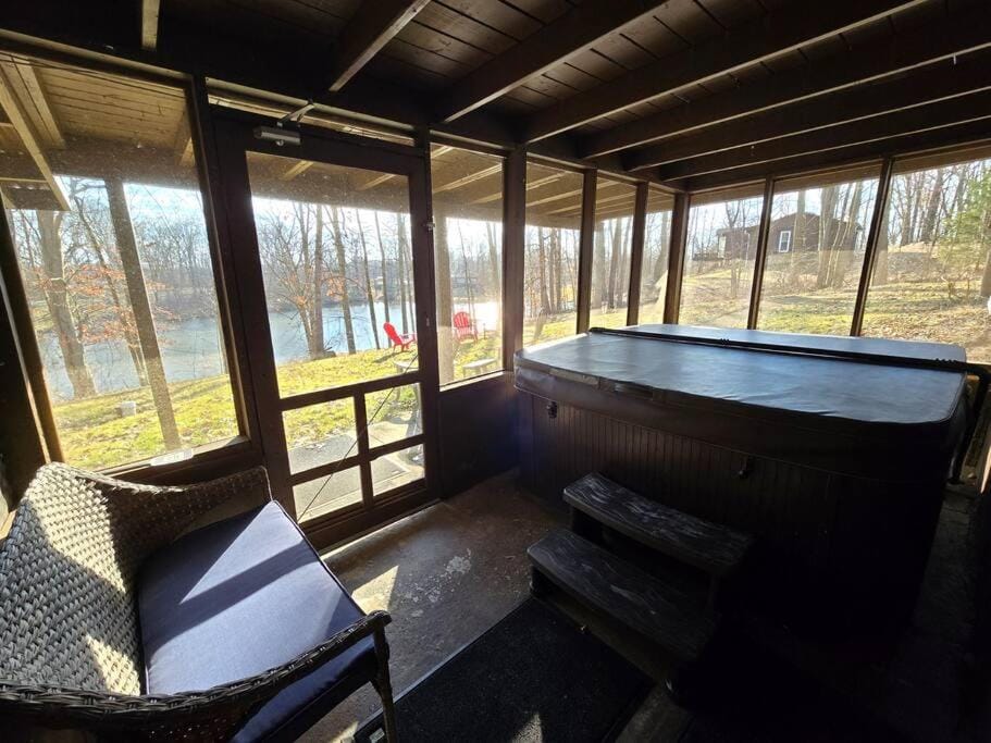 Eagles Nest At Heron Hill Retreat Hot Tub on Lake! House in Ohio