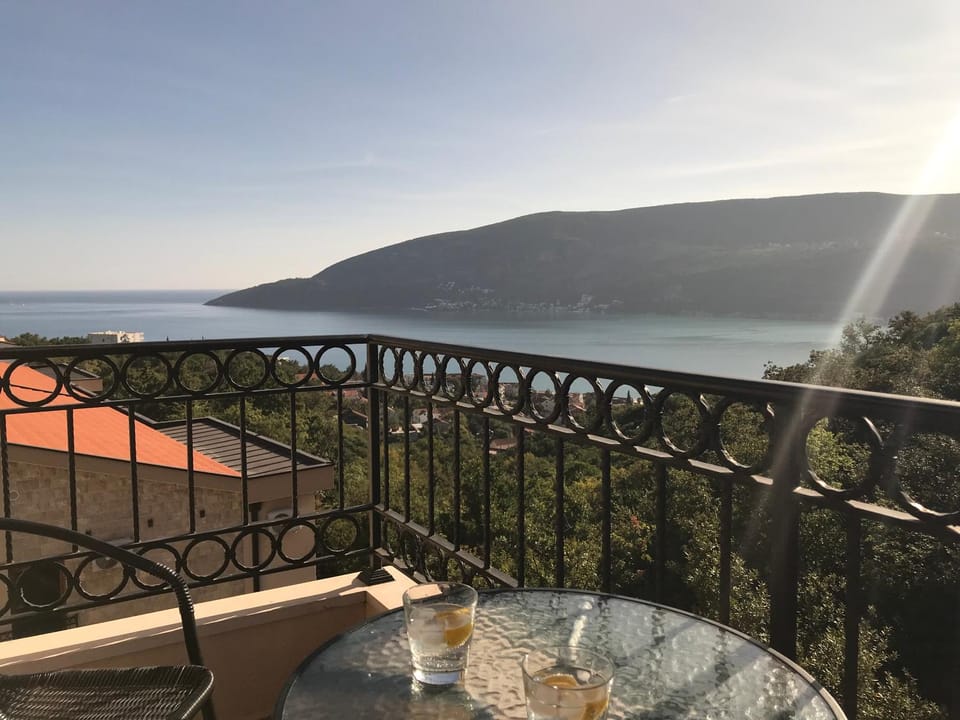 Natural landscape, View (from property/room), Balcony/Terrace, Mountain view, River view, Sea view