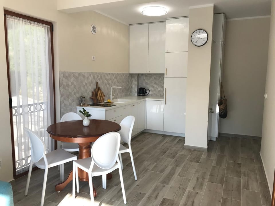 Kitchen or kitchenette, Dining area, stove