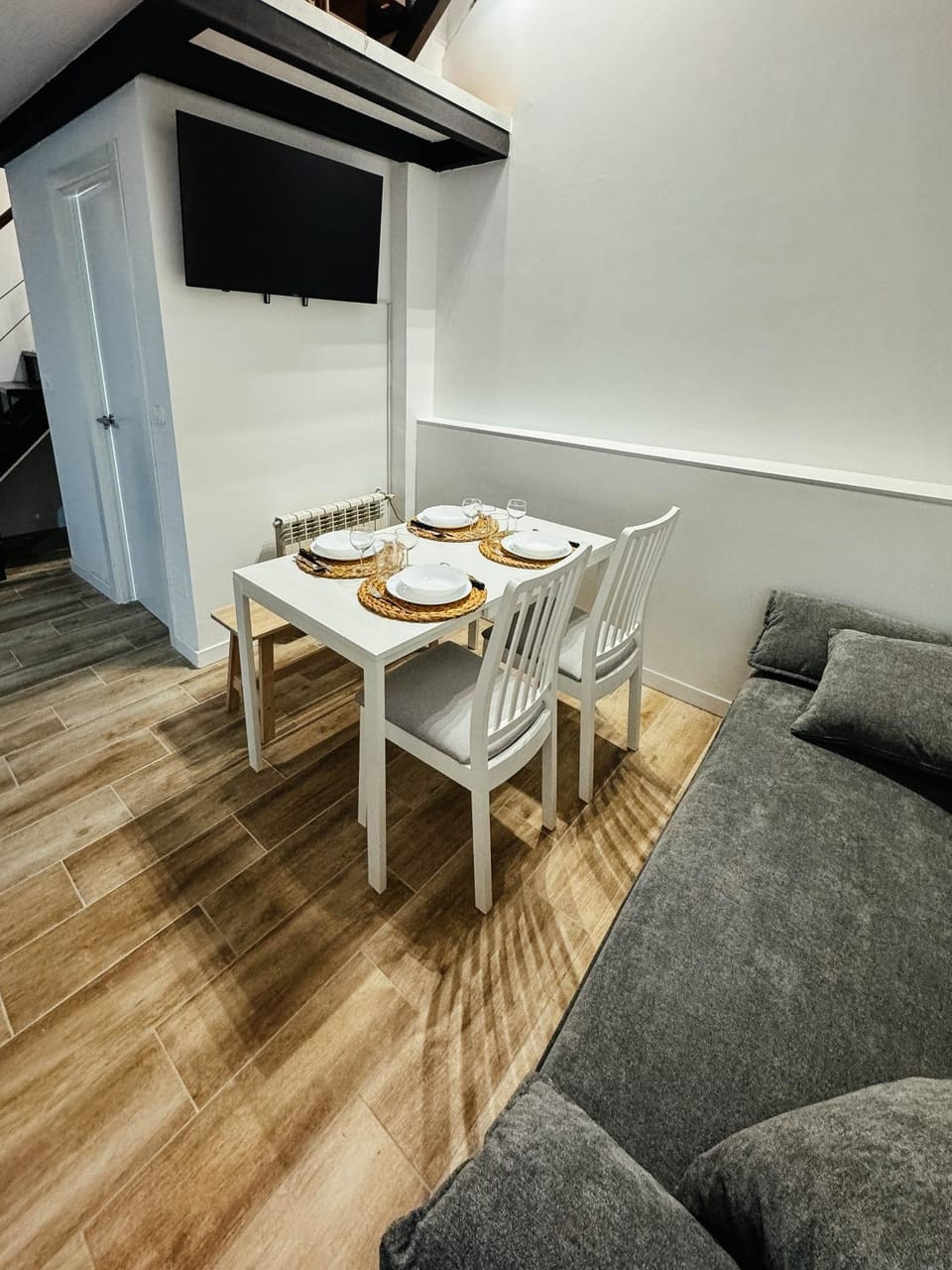 TV and multimedia, Living room, Seating area, Dining area