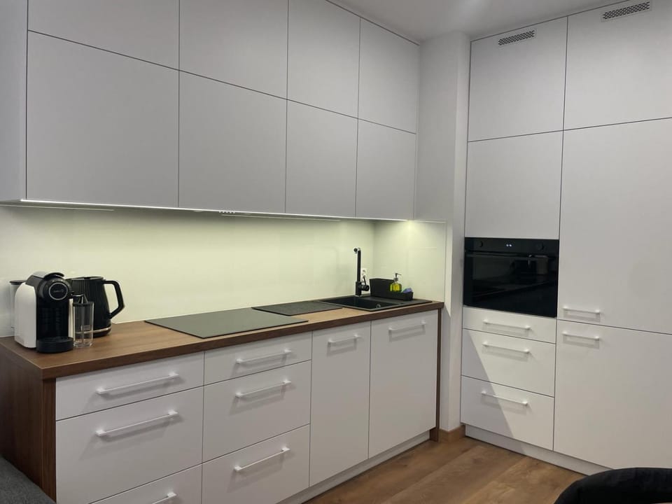 Coffee/tea facilities, Kitchen or kitchenette, stove
