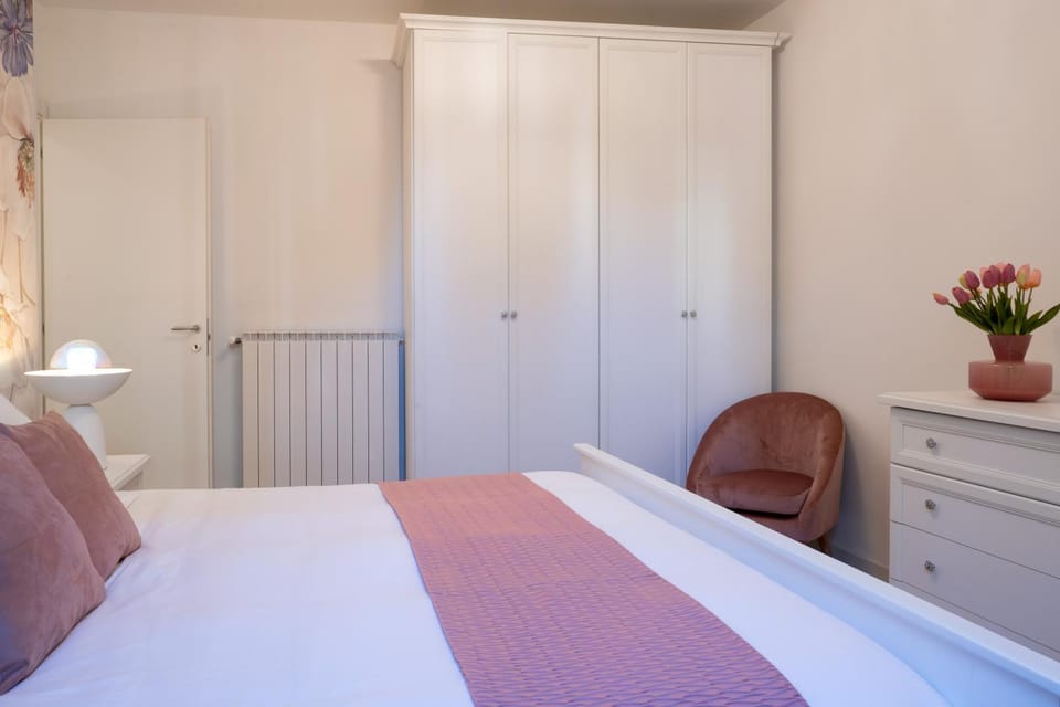 Lora roses suite 2, free private parking, self check-in, air conditioner Apartment in Como