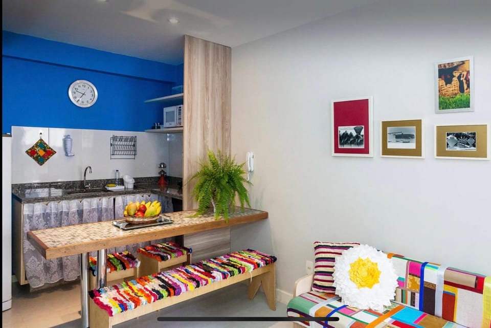 Coffee/tea facilities, Kitchen or kitchenette, Living room, Seating area, Dining area