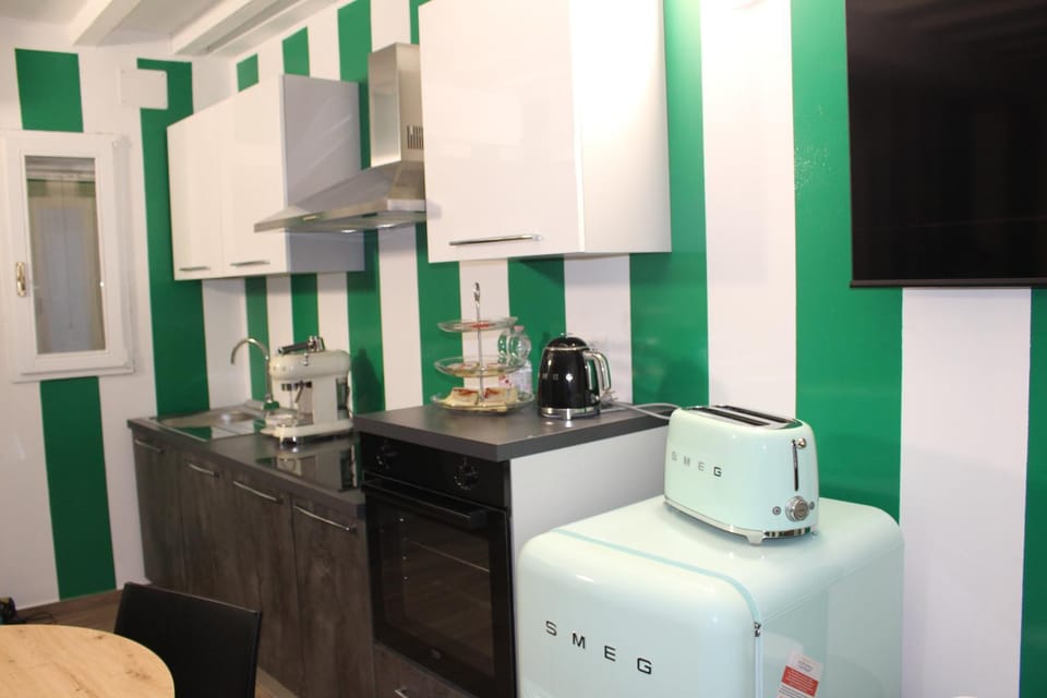 Coffee/tea facilities, Kitchen or kitchenette, dishwasher, minibar, oven, pet friendly, stove, toaster