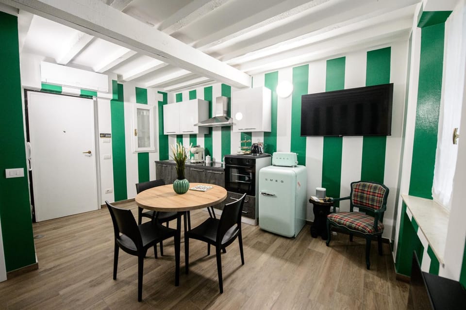 TV and multimedia, Kitchen or kitchenette, Living room, Seating area, Dining area, Evening entertainment, oven