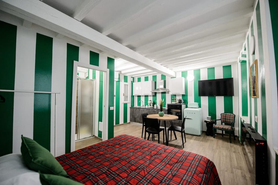 Bed, Living room, Photo of the whole room, Seating area, Evening entertainment, Bedroom