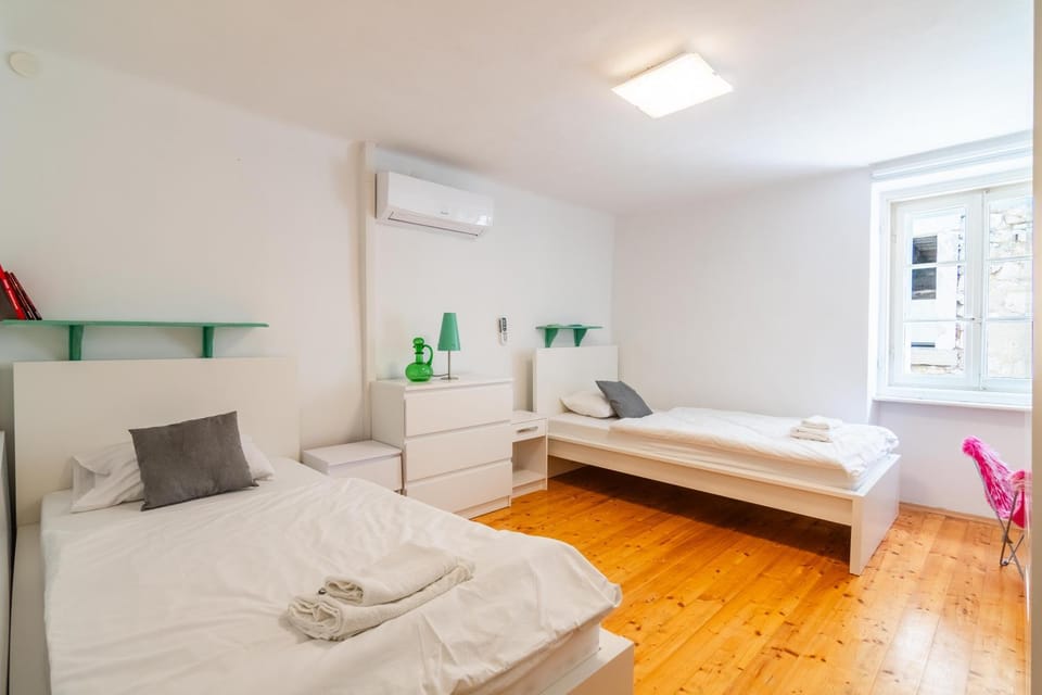 Photo of the whole room, Bedroom, air conditioner