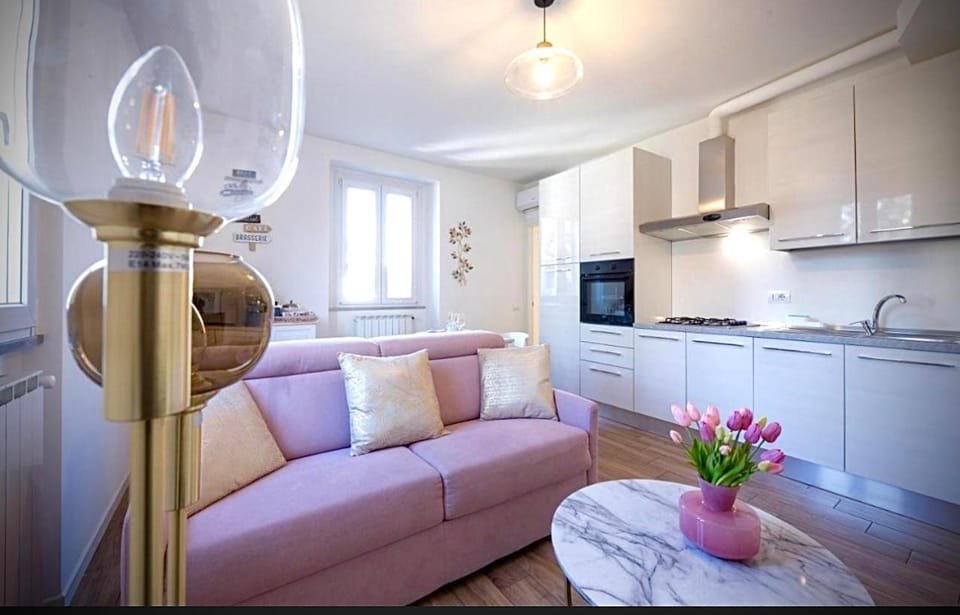 Lora diamond Suite 3, free private parking, self check in, air conditioner Apartment in Como