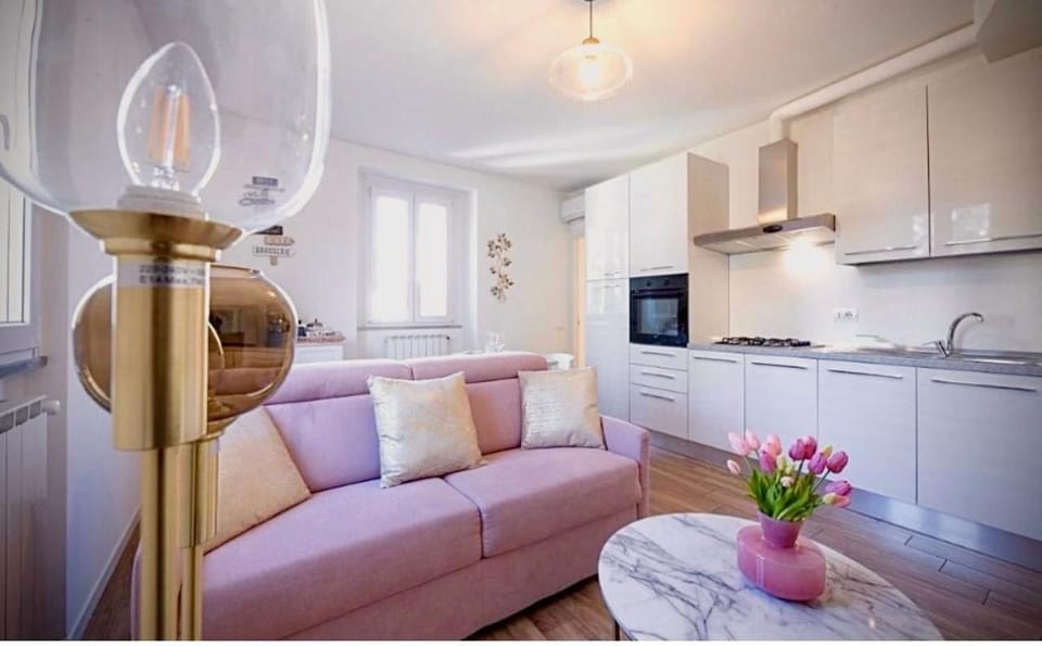 Lora diamond Suite 3, free private parking, self check in, air conditioner Apartment in Como