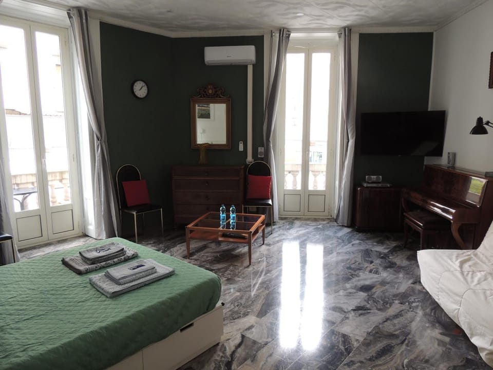 Bed, TV and multimedia, Photo of the whole room, towels