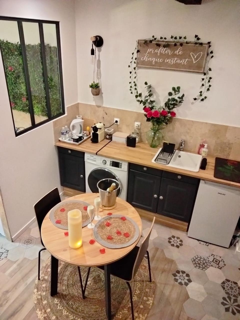 Coffee/tea facilities, Kitchen or kitchenette, Dining area, minibar, stove
