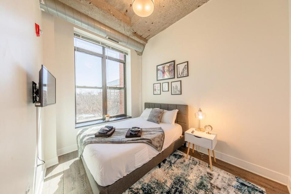 Group-Friendly 2BR with Optional Parking and Gym Access Near McCormick Place and Soldier Field Apartment in South Loop