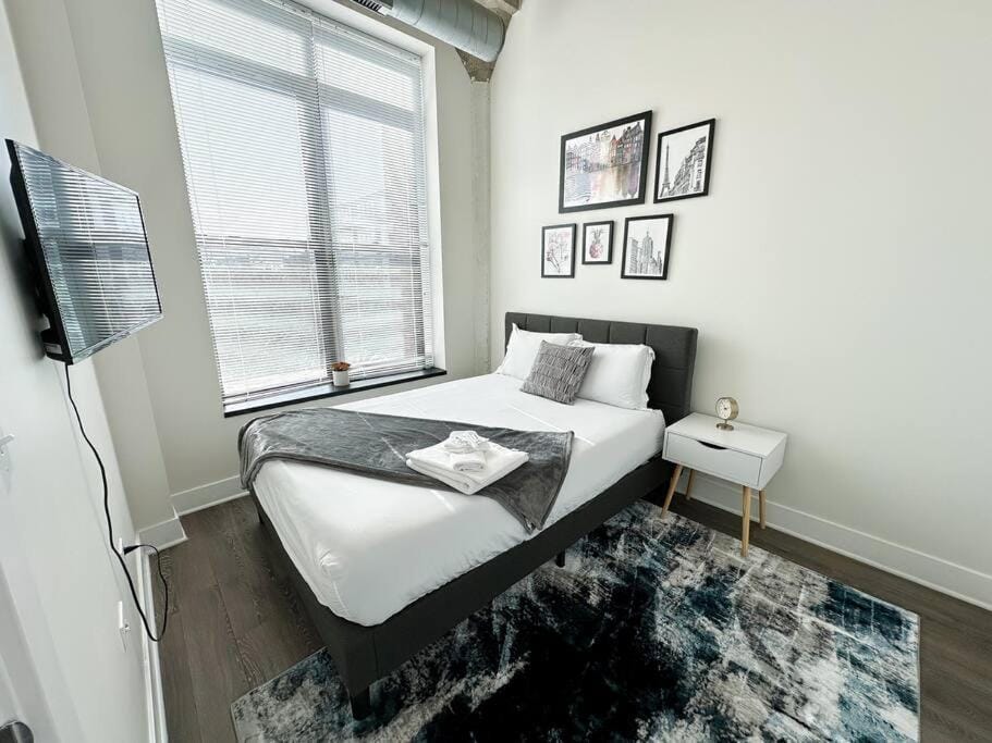 Bed, TV and multimedia, Photo of the whole room, Bedroom, towels