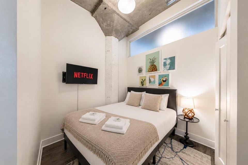 Group-Friendly 2BR with Optional Parking and Gym Access Near McCormick Place and Soldier Field Apartment in South Loop