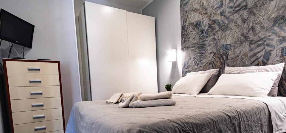 Bed, TV and multimedia, Photo of the whole room, Bedroom