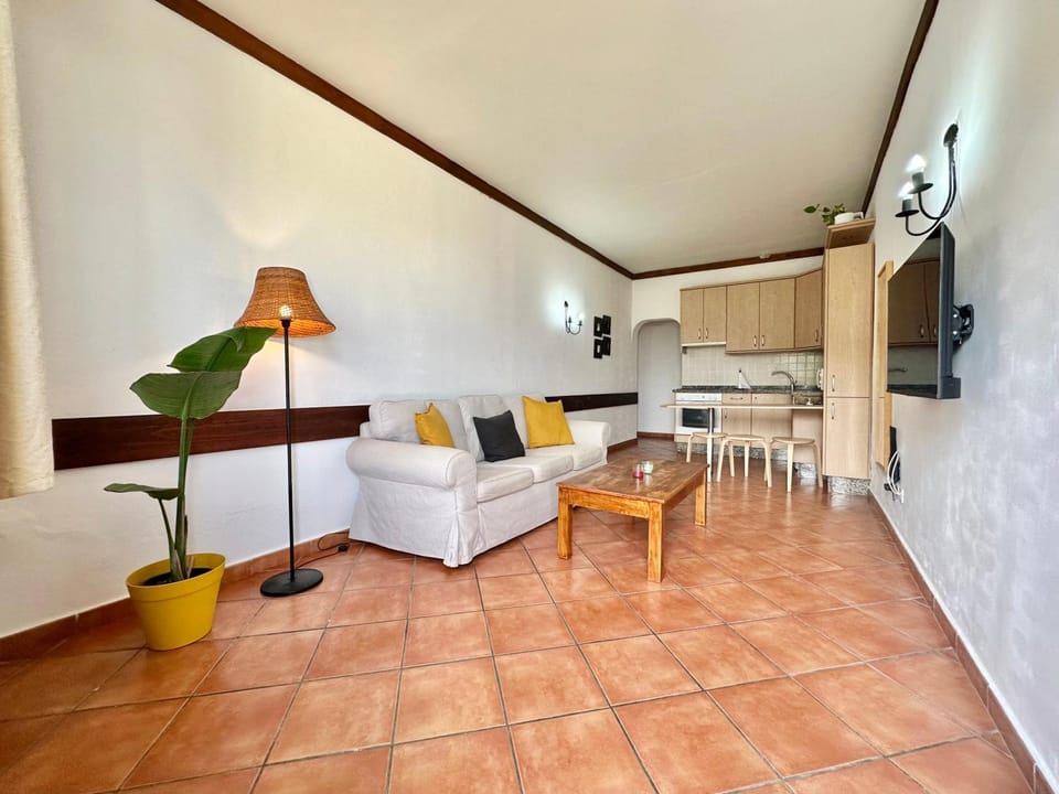 TV and multimedia, Kitchen or kitchenette, Living room, Seating area, Dining area, oven, stove