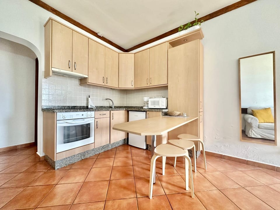 Coffee/tea facilities, Kitchen or kitchenette, Dining area, microwave, oven, stove