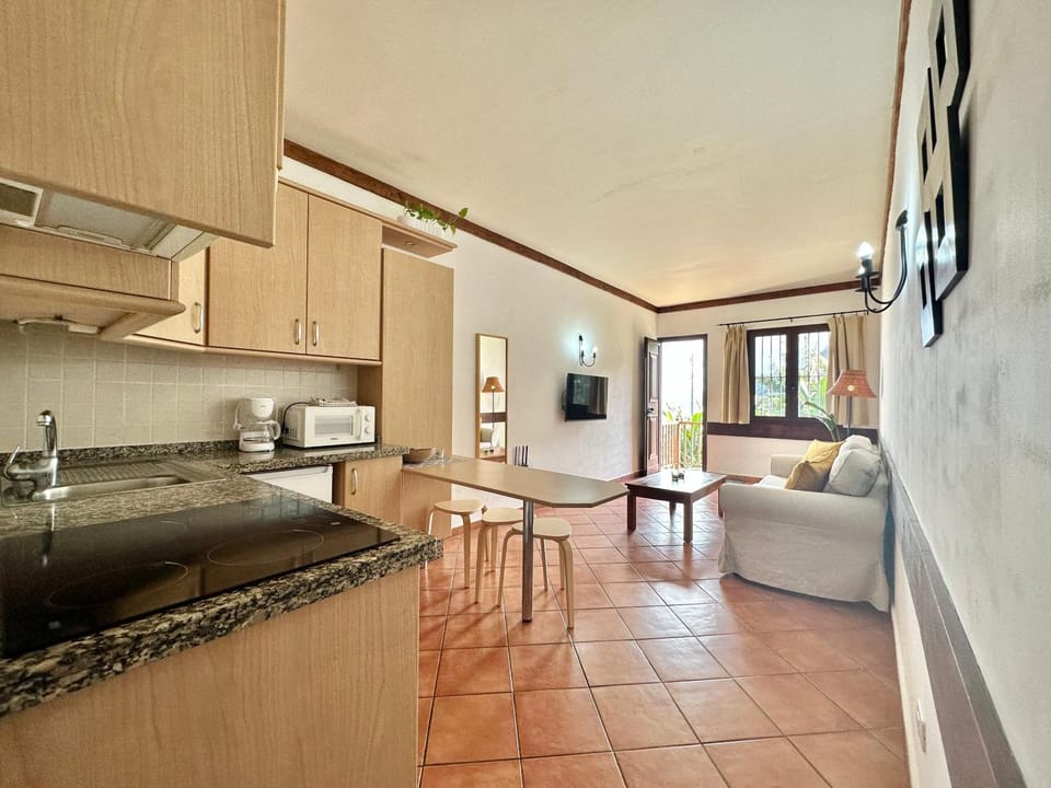 TV and multimedia, Coffee/tea facilities, Kitchen or kitchenette, Living room, Seating area, Dining area, microwave, stove