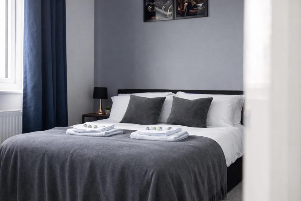 Bed, Photo of the whole room, Bedroom, towels