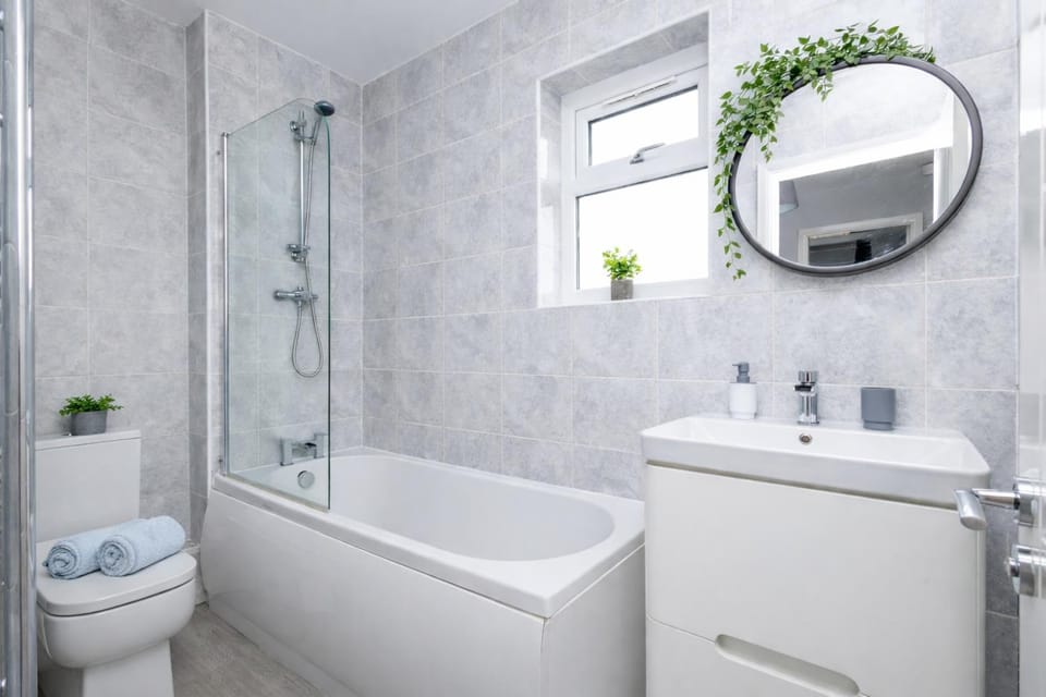 Shower, Toilet, Bathroom, Bath, towels