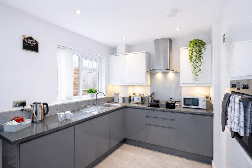 Coffee/tea facilities, Kitchen or kitchenette, stove, toaster