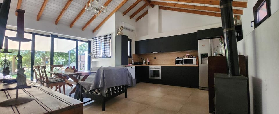 Owl's Nest Apartment in Volos