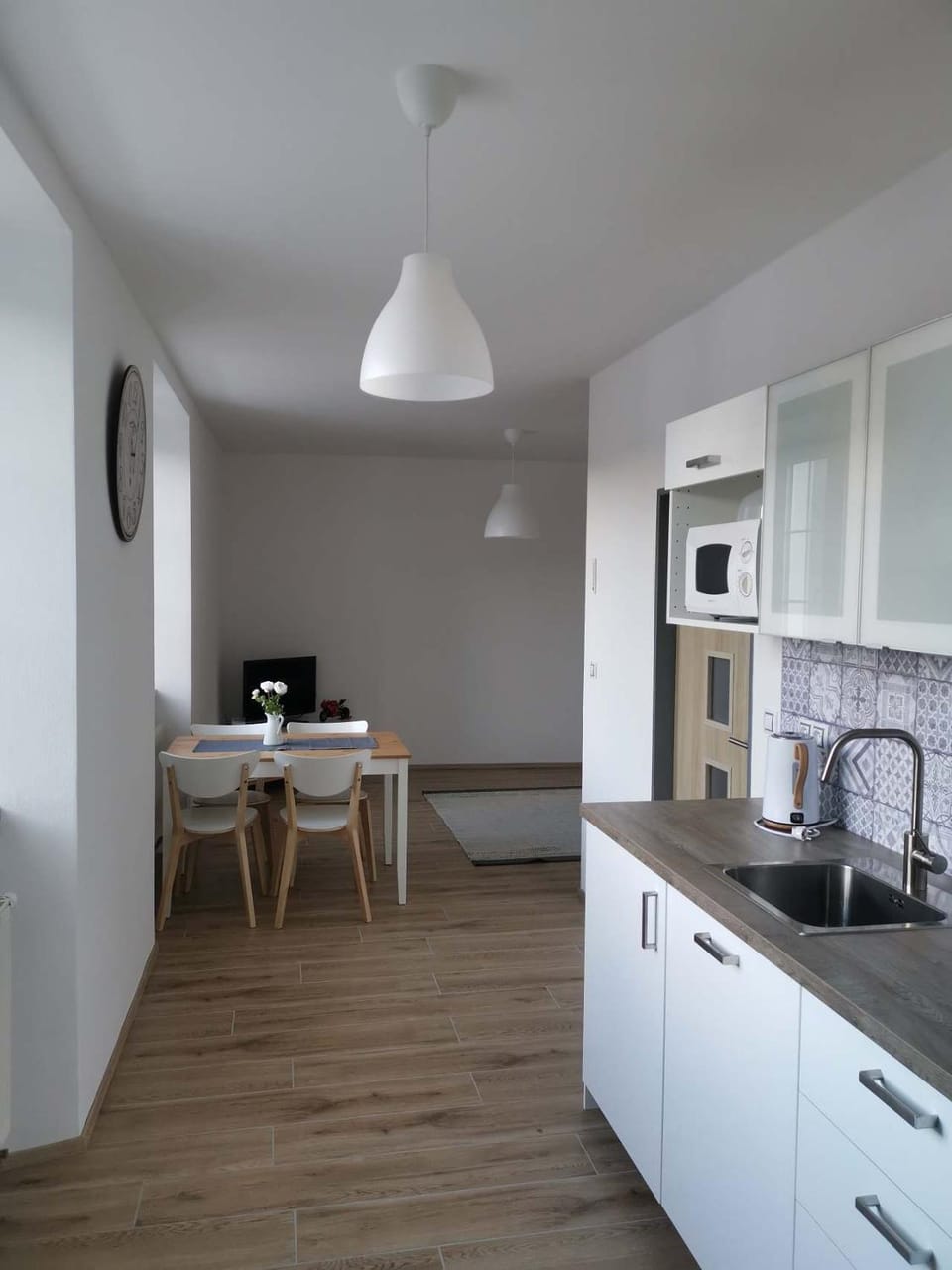 Kitchen or kitchenette, Dining area