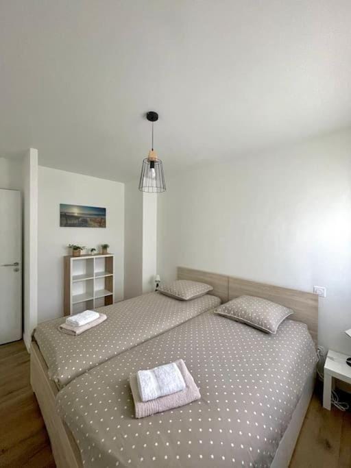 Bed, Photo of the whole room, Bedroom, towels