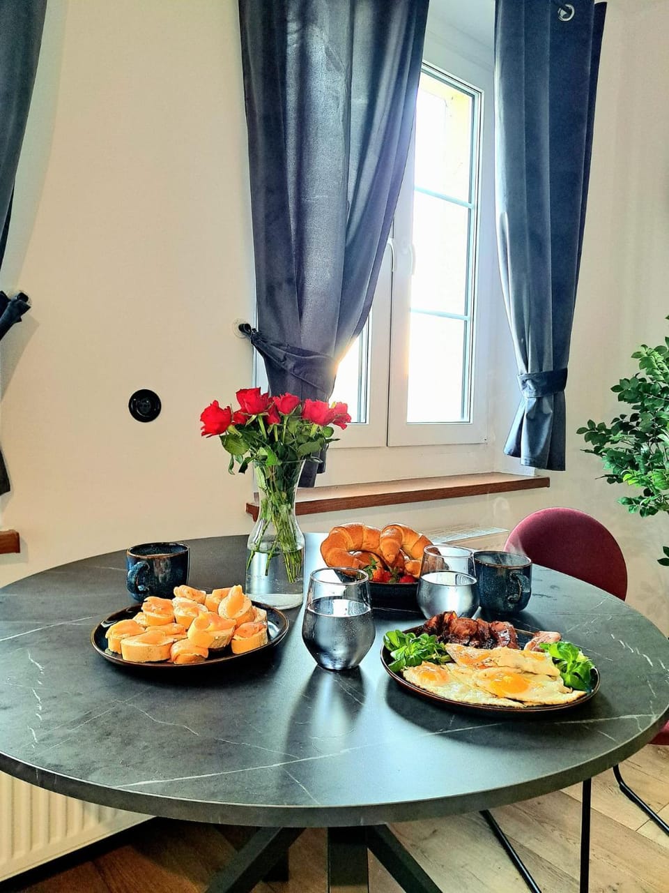 Dining area, Continental breakfast